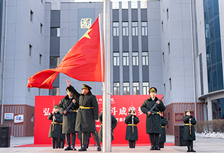 学校举行“弘扬雷锋精神 奋斗成就梦想”2025年春季“开学第一课”主题升旗仪式